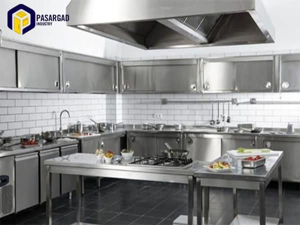 انبار و بارانداز در آشپزخانه صنعتی