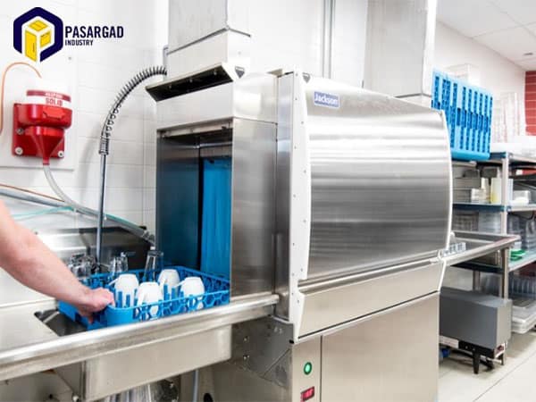 انبار و بارانداز در آشپزخانه صنعتی